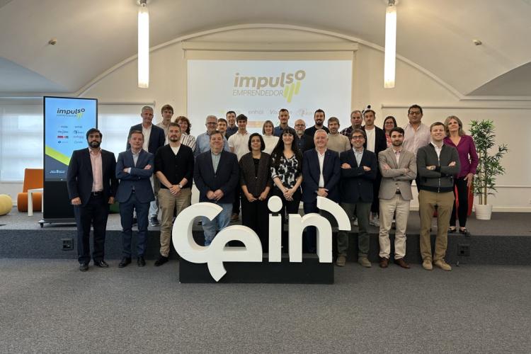 Foto de familia con los mentores y promotores de los proyectos que se han presentado a Impulso Emprendedor
