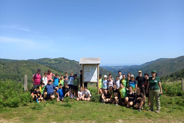 Alumnado y profesorado del Colegio Público Irain y de Tantirumairu Ikastola, junto al equipo técnico de OREKAN y representantes del Ayuntamiento de Lesaka