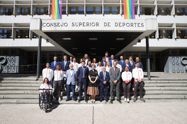Fotografía de la consejera Esnaola junto al resto de autoridades y deportistas. 