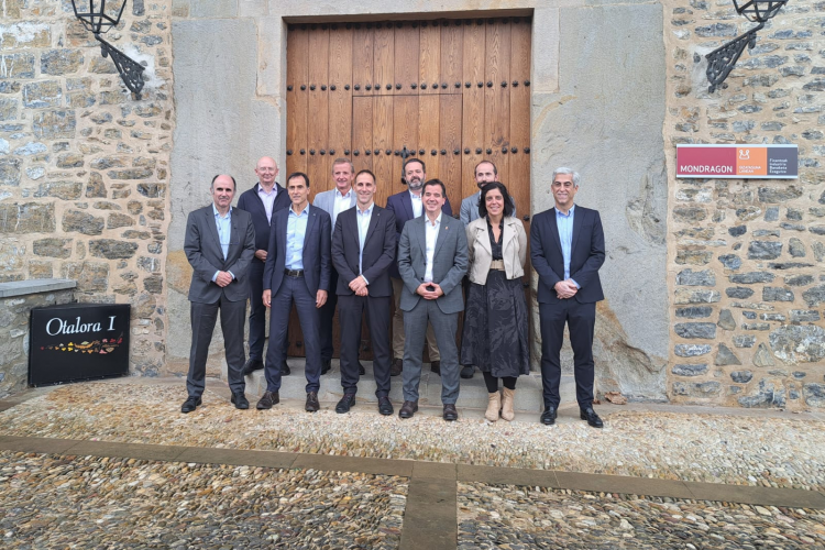 Fotografía del consejero Irujo y resto de asistentes a la reunión por parte de Gobierno de Navarra, SODENA y MONDRAGON.