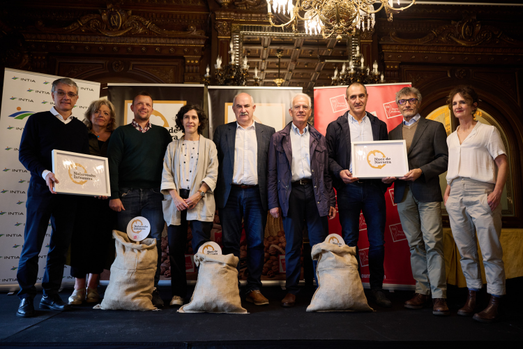 Fotografía del consejero Aierdi y la directora de INTIA, Natalia Bellostas, junto a productores de nuez en el acto de presentación de la marca. 