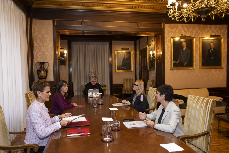 Fotografía de la Presidenta Chivite, la vicepresidenta Alfaro y el director gerente de Nasuvinsa, Javier Burón, en la reunión que han mantenido con la ministra Rodríguez y personal de su equipo