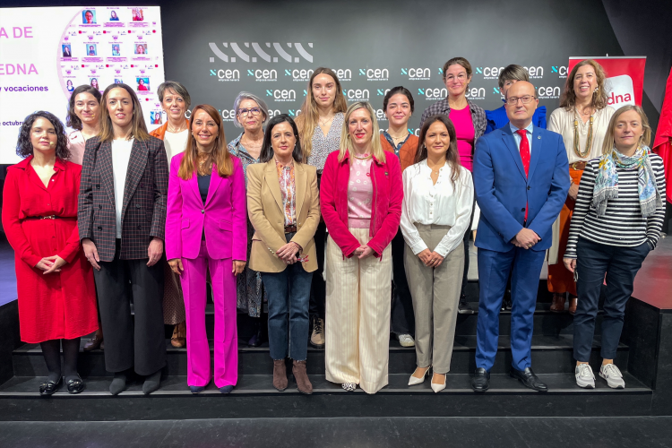 Fotografía de la consejera Fanlo, con el resto de participantes en la jornada.  