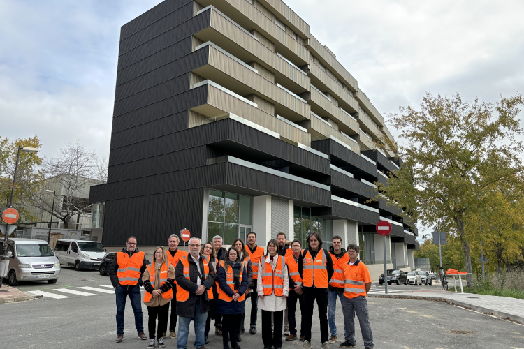 Fotografía de varios representantes durante la visita al edificio