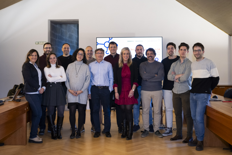 Fotografía de la directora general Garbiñe Basterra, junto a representantes de las empresas participantes.