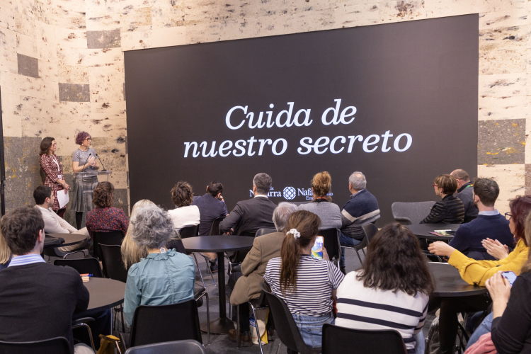 Fotografía de la consejera Esnaola y la directora general de Turismo, Ana Rivas, en el acto de presentación de la propuesta navarra para FITUR