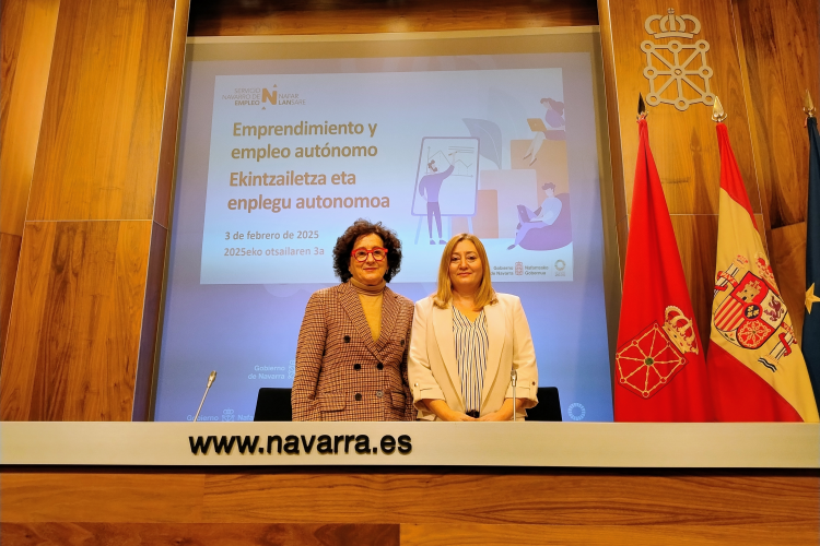 Fotografí a de la consejera Maeztu y Miriam Martón, en el inicio de la rueda de prensa.