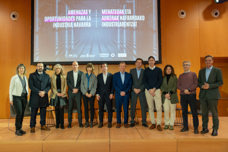 Fotografía del consejero Irujo (en el centro) acompañado de participantes en las jornadas 'Amenazas y Oportunidades para la Industria Navarra'. 