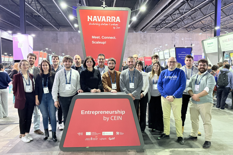 Fotografía de la directora gerente de CEIN, Uxue Itoiz, y representantes de las empresas navarras participantes en el Mobile Congress. 