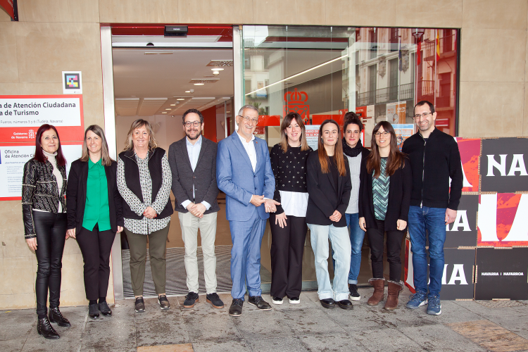 Fotografía del vicepresidente Félix Taberna y Joseba Asiain, con personal responsable de la Oficina de Atención Ciudadana de Tudela. 