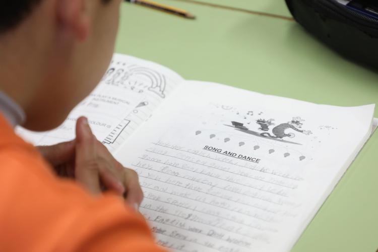 Niño realizando una actividad en un cuadernillo en inglés